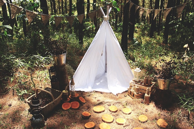 Foto esta foto es una foto de decoración al aire libre en el bosque de pinos el tema de la decoración es picnic rústico