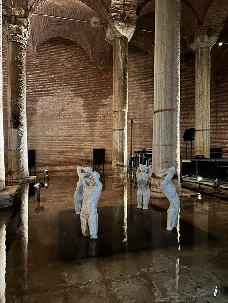 foto de esculturas de piedra en la cisterna de la basílica