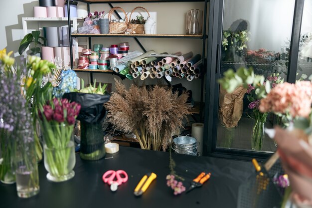 Foto de espacio de copia en floristería. Tienda de flores de estilo de vida. El negocio de las flores familiares.