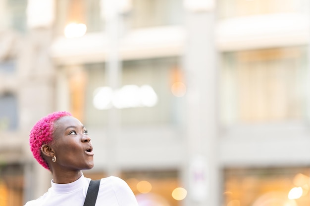 Foto con espacio de copia de una joven africana