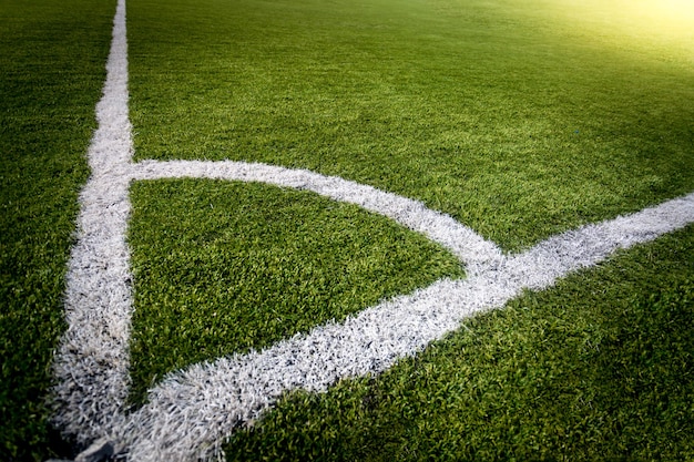 Foto de la esquina del campo de fútbol iluminado por los rayos del sol