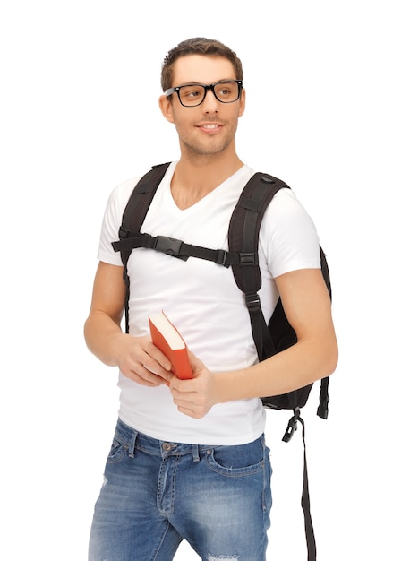 foto de estudiante con mochila y libro en especificaciones