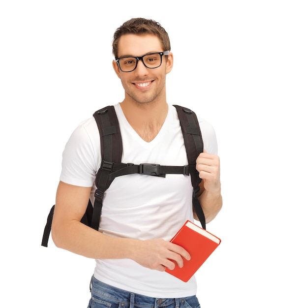 foto de estudiante con mochila y libro en especificaciones