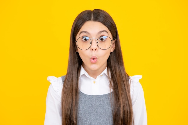 Foto de estudio de una adorable niña emocional sorprendida y conmocionada que muestra una verdadera reacción asombrada ante noticias inesperadas Cara de niña adolescente divertida