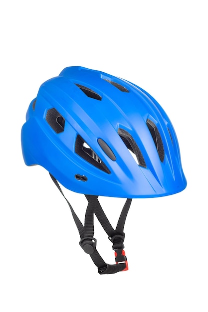 Una foto de estudio de un casco azul para ciclista aislado sobre fondo blanco.