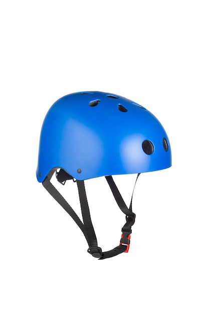 Una foto de estudio de un casco azul para ciclista aislado sobre fondo blanco.