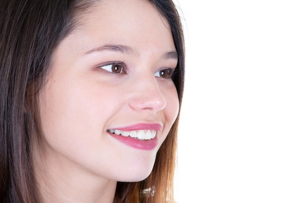 Foto de estudio de cerca retrato de cara chica aislada sobre fondo blanco y espacio de copia