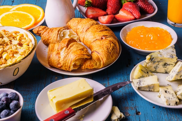 Una foto de estudio de desayuno orgánico por la mañana