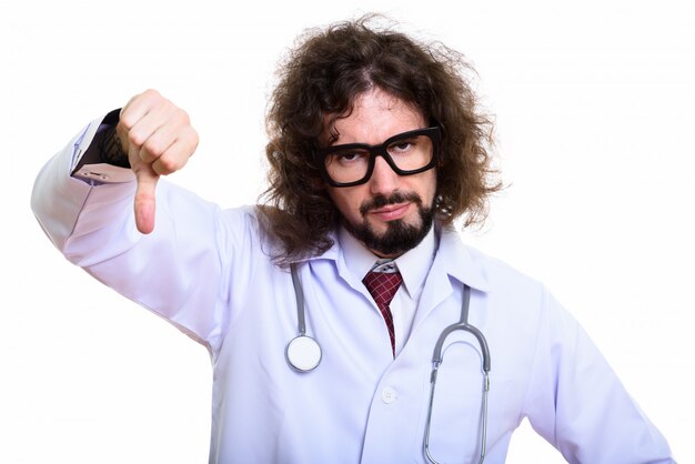 Foto de estudio del doctor hombre decepcionado dando pulgar hacia abajo