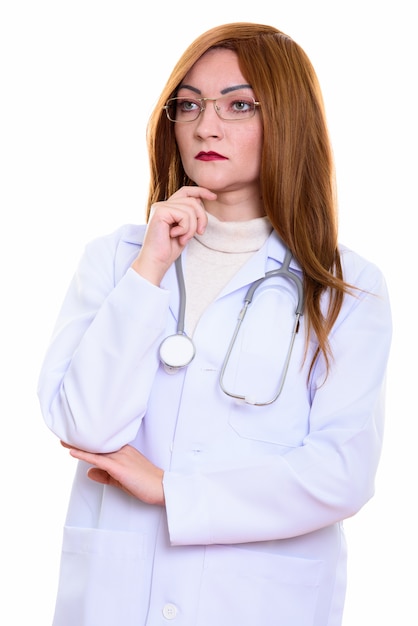 Foto de estudio de la doctora pensando aislado sobre fondo blanco.