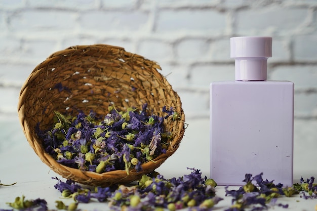 Una foto de estudio de flor de lavanda y perfume en la mesa