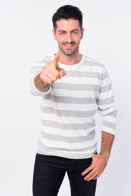 Foto de estudio de guapo barbudo aislado sobre fondo blanco.