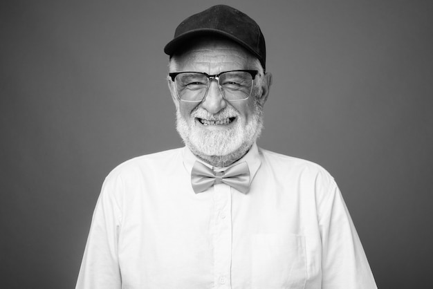 Foto de estudio de guapo barbudo hombre mayor con ropa elegante, blanco y negro