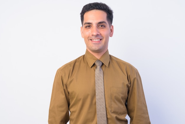 Foto de estudio de guapo empresario persa vistiendo camisa y corbata aislados contra un blanco