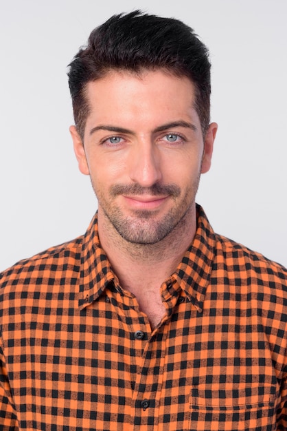 Foto de estudio de guapo hipster barbudo hombre aislado sobre fondo blanco.