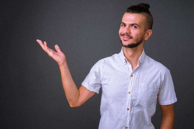 Foto de estudio de guapo turco contra un fondo gris