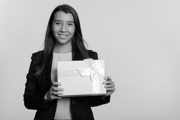 Foto de estudio de hermosa joven empresaria aislada sobre fondo blanco en blanco y negro