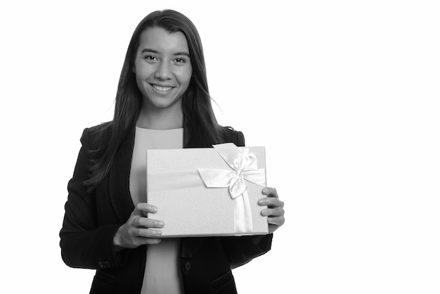 Foto de estudio de hermosa joven empresaria aislada sobre fondo blanco en blanco y negro