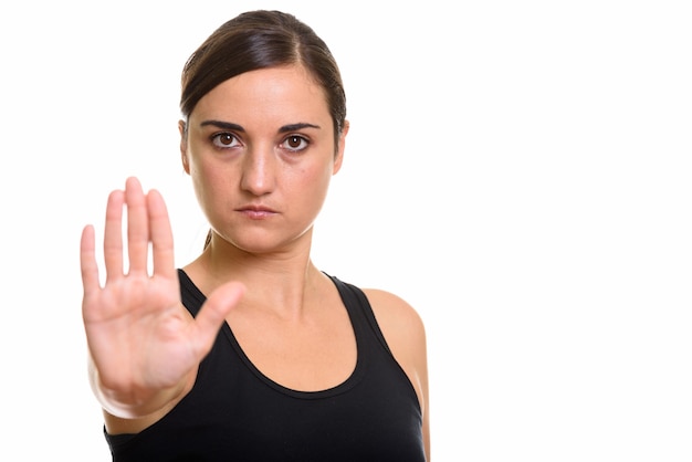 Foto de estudio de hermosa mujer con enojo con gesto de la mano de parada