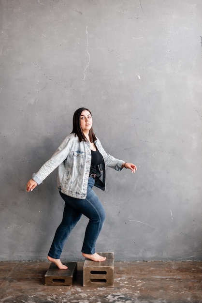 Foto de estudio de una hermosa niña adulta 1