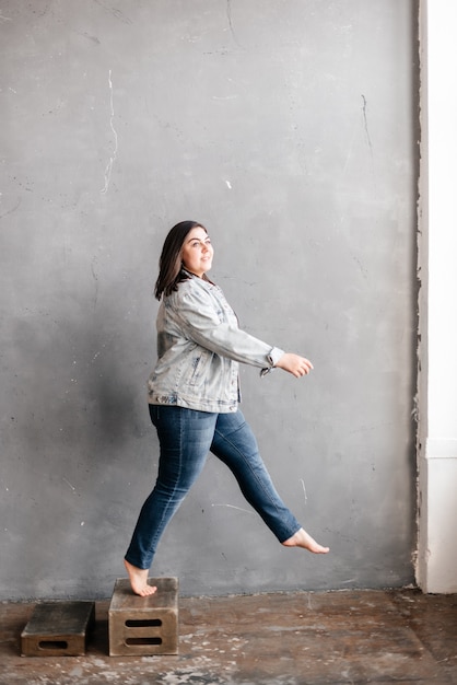 Foto de estudio de una hermosa niña adulta 1