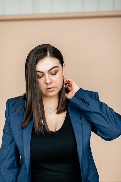 Foto de estudio de una hermosa niña adulta 1