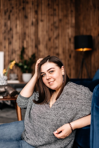 Foto de estudio de una hermosa niña adulta