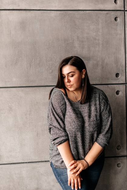 Foto de estudio de una hermosa niña adulta