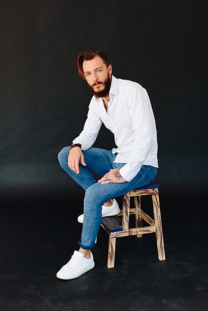 Foto de estudio de un hermoso joven con barba