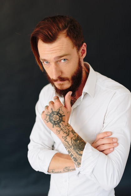 Foto de estudio de un hermoso joven con barba