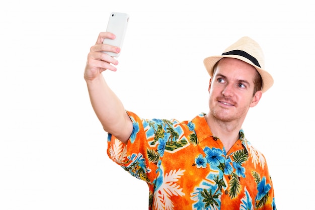 Foto de estudio de hombre feliz sonriendo mientras toma una foto selfie