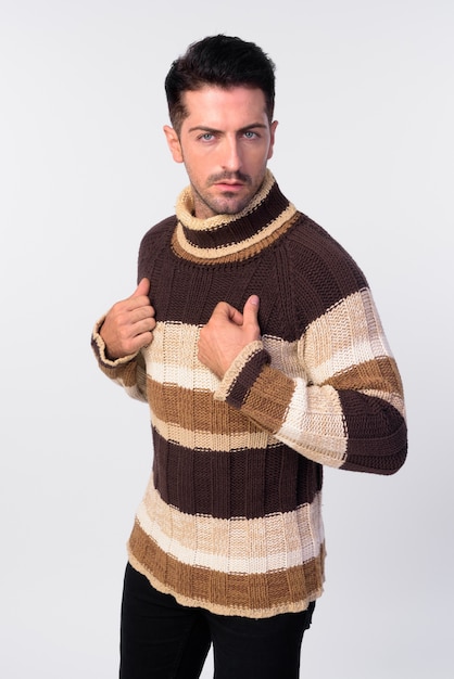 Foto de estudio de hombre guapo con barba listo para el invierno aislado contra el fondo blanco.