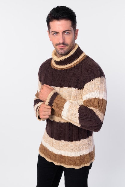 Foto de estudio de hombre guapo con barba listo para el invierno aislado contra el fondo blanco.