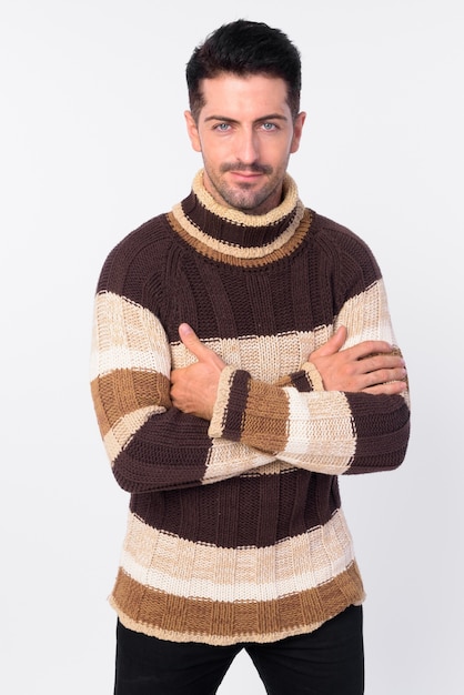 Foto de estudio de hombre guapo con barba listo para el invierno aislado contra el fondo blanco.