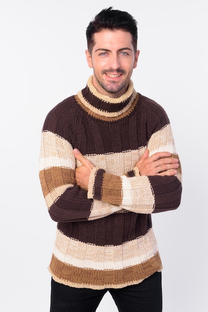 Foto de estudio de hombre guapo con barba listo para el invierno aislado contra el fondo blanco.