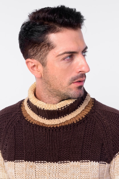 Foto de estudio de hombre guapo con barba listo para el invierno aislado contra el fondo blanco.