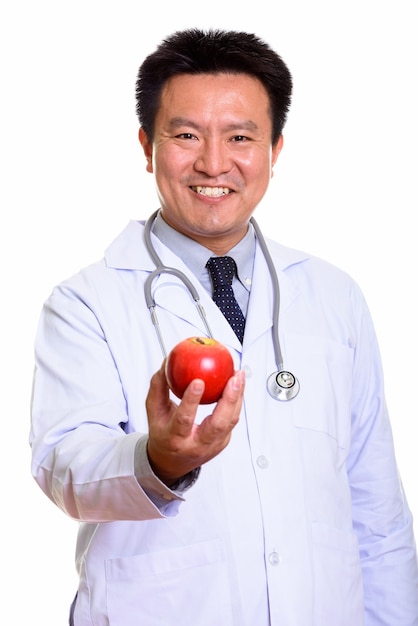 Foto de estudio del hombre japonés aislado sobre fondo blanco.