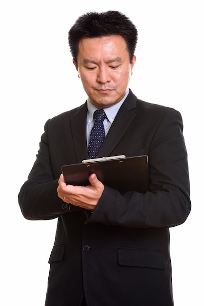 Foto de estudio del hombre japonés aislado sobre fondo blanco.