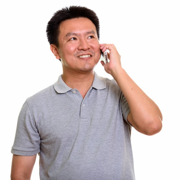 Foto de estudio del hombre japonés aislado sobre fondo blanco.