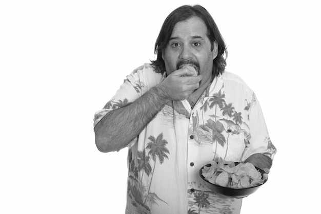 Foto de estudio de hombre turista barbudo con sobrepeso listo para vacaciones aislado sobre fondo blanco en blanco y negro