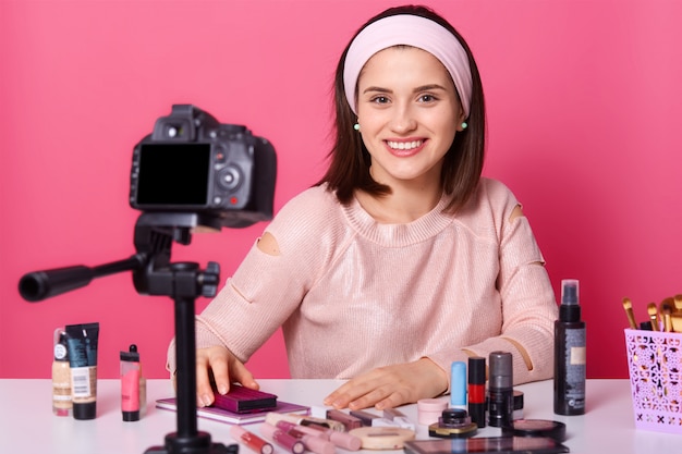 Foto de estudio interior de mujer dulce sincera aislada sobre rosa