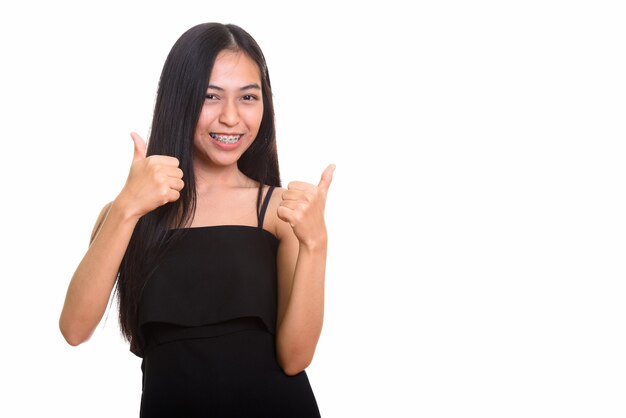 Foto de estudio de la joven adolescente asiática feliz sonriendo