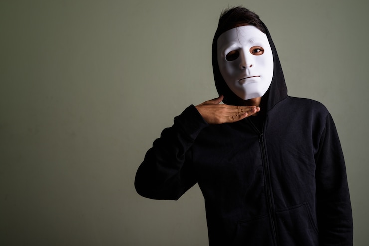 Foto foto de estudio de joven adolescente vistiendo sudadera con capucha contra color