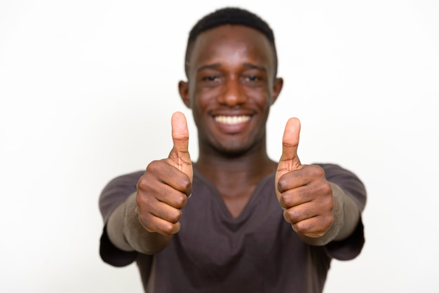 Foto de estudio de joven africano aislado sobre fondo blanco.