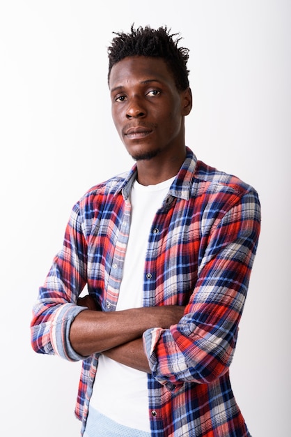 Foto de estudio de joven africano negro con los brazos cruzados.