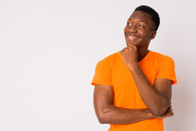 Foto de estudio de joven apuesto hombre africano con cabello afro contra el fondo blanco.