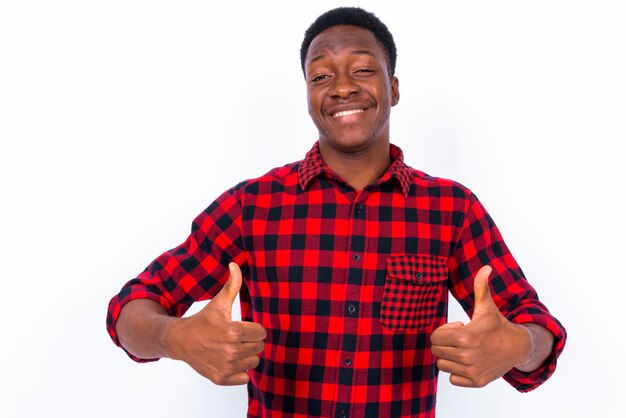 Foto de estudio de joven apuesto hombre africano contra el fondo blanco.