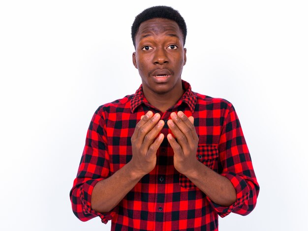 Foto de estudio de joven apuesto hombre africano contra el fondo blanco.