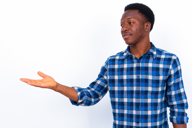 Foto de estudio de joven apuesto hombre africano contra el fondo blanco.