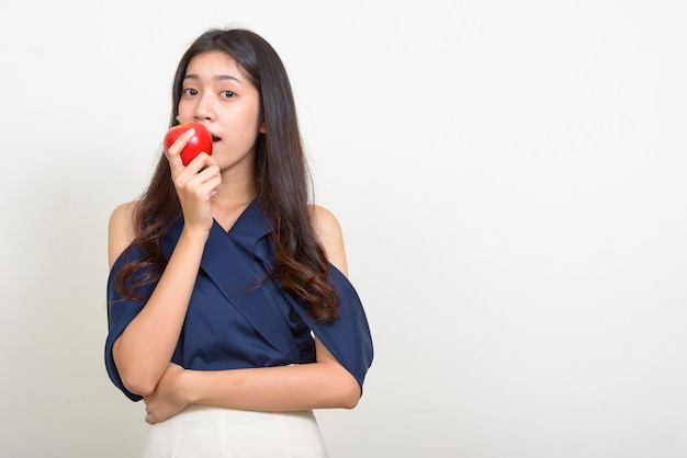 Foto de estudio de la joven y bella empresaria asiática contra el fondo blanco.